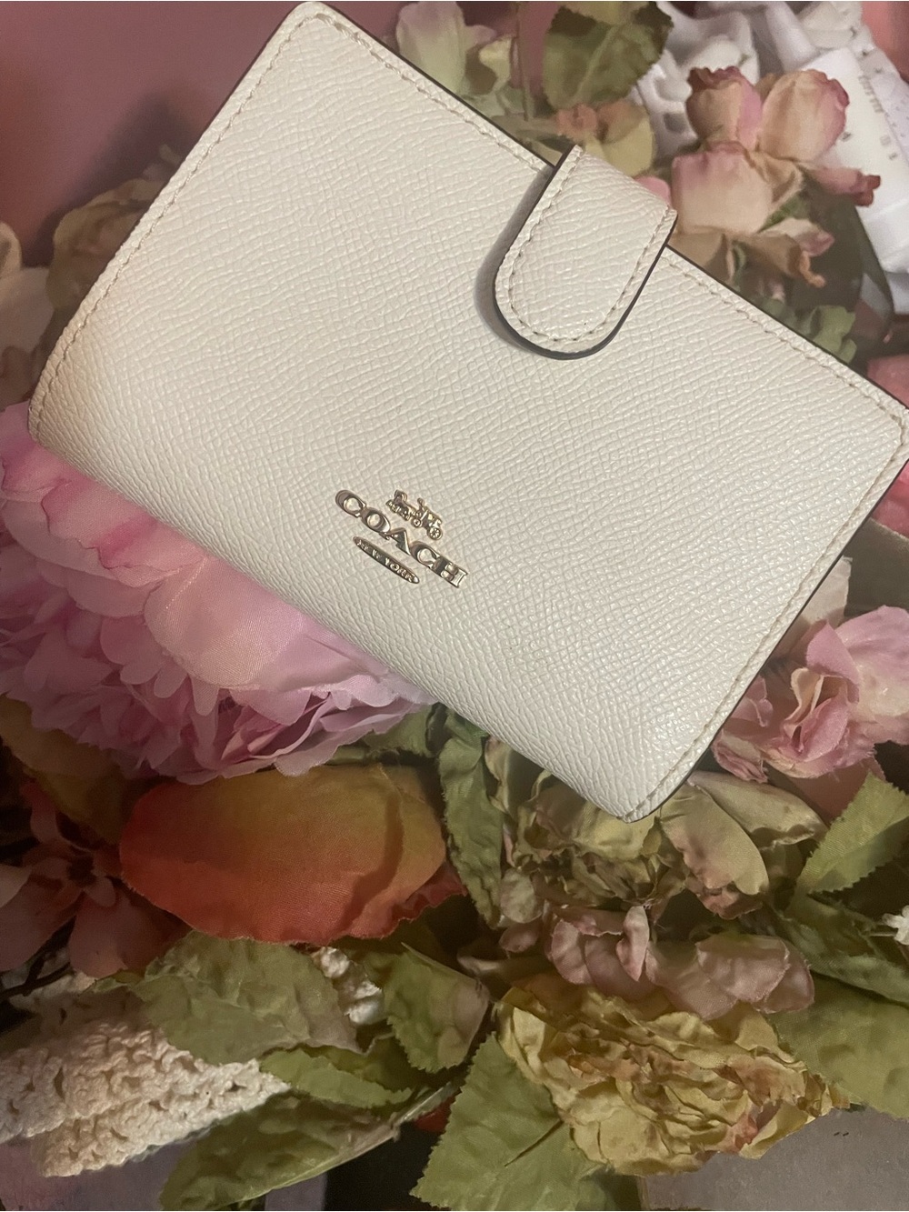 Coach Medium corner zip Pebbled Leather Small Wallet - Cream